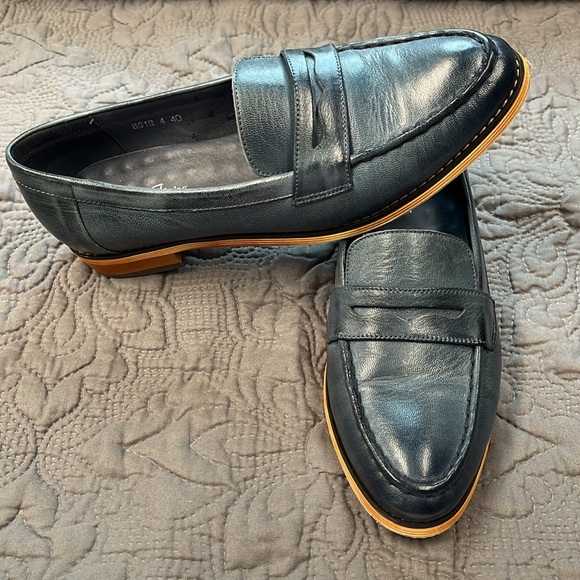 Mona Flying Women’s Loafers 8.5 Worn Once! - Picture 2 of 4